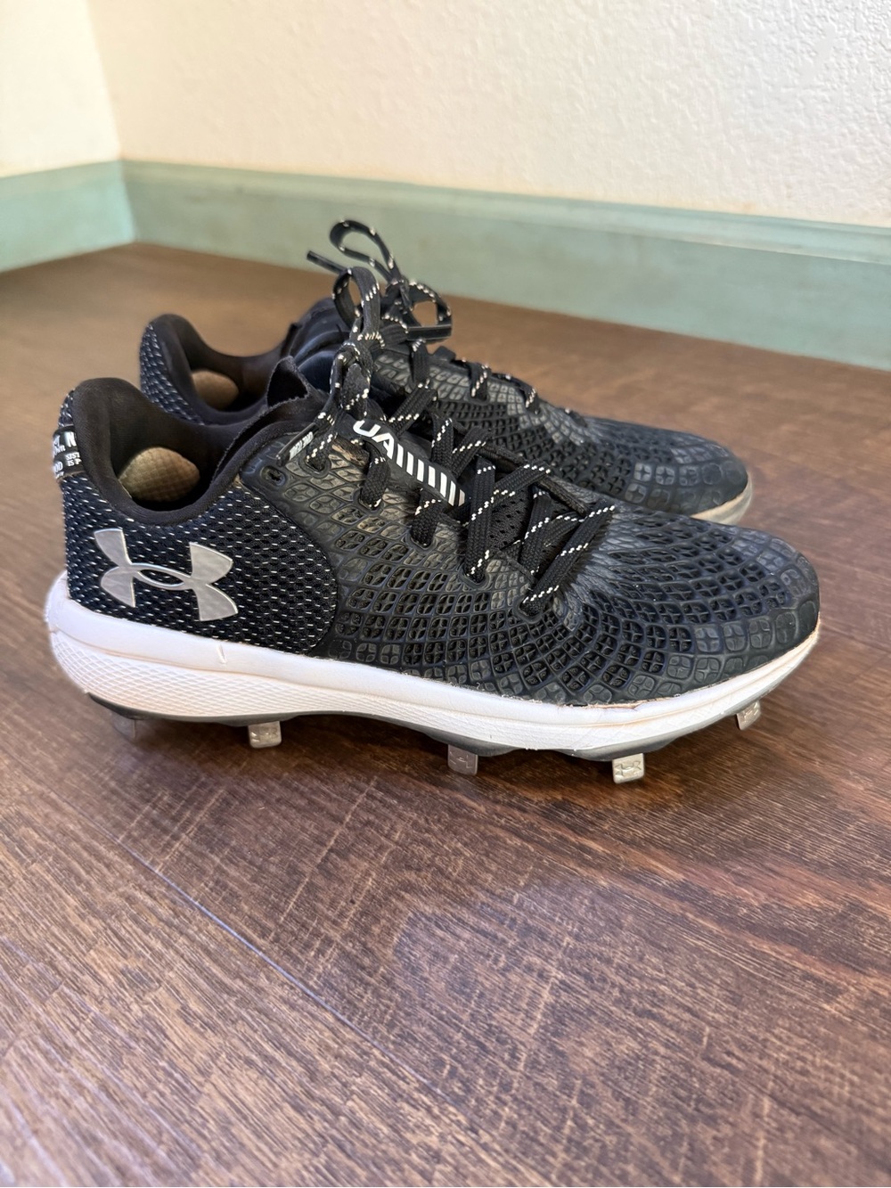 Under Armour Glyde 2.0 MT Womens Size 6 Softball Cleats Metal